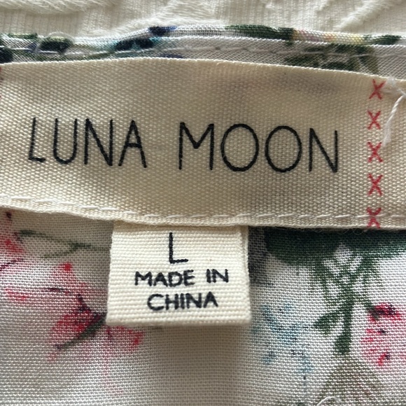 Just listed💙 fabulous rounded neck blouse w/full gathered sleeves w/embroidery - Picture 12 of 12